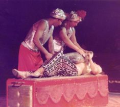 jaar Kitty Hagen laat krokodillen over zich heen lopen