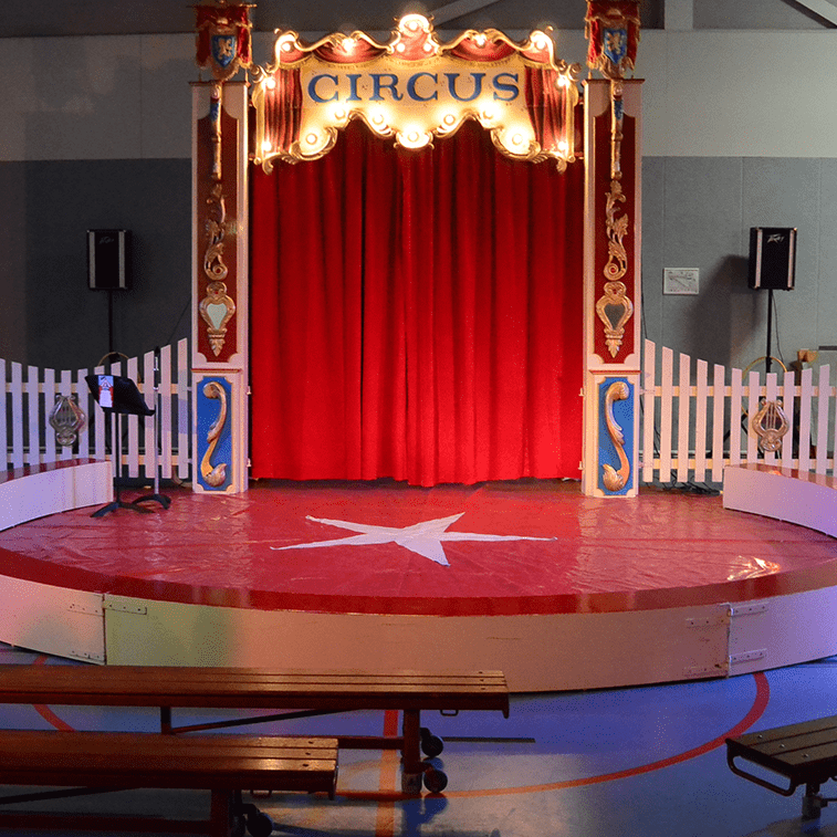 005.-Circus-deco-artiesteningang-piste-Back-Stage-kitty-Hagen